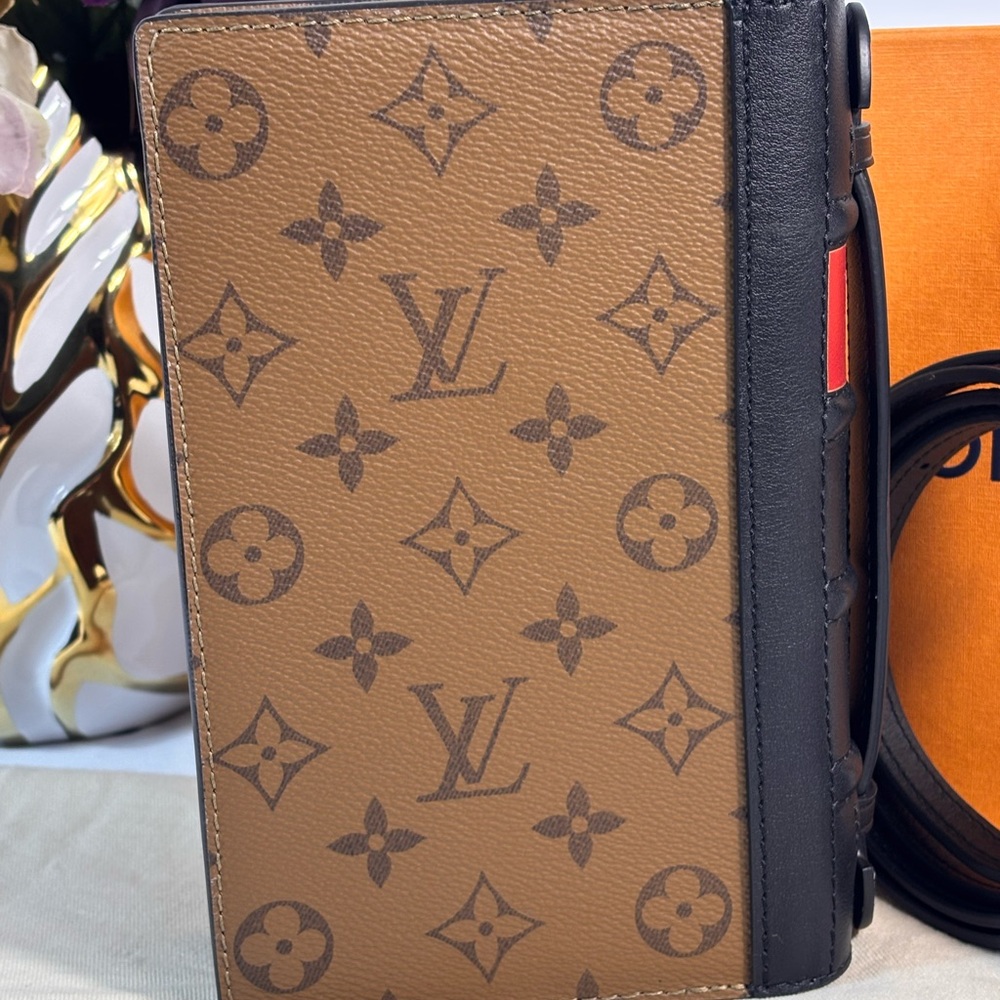 Louis Vuitton Reverse Book Woc Sold - Picture 4 of 16
